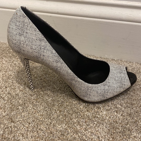 NIB Giuseppe black and white patterned peep toe heels. Size 38.5 - Picture 4 of 16